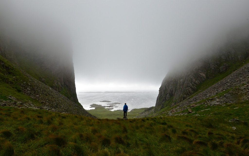 Høyskaret på Kinn, med utsikt nordover mot Ytterøyane fyr. Foto Øyvind Heen - www.fjords.com - kinnakyrkja.no